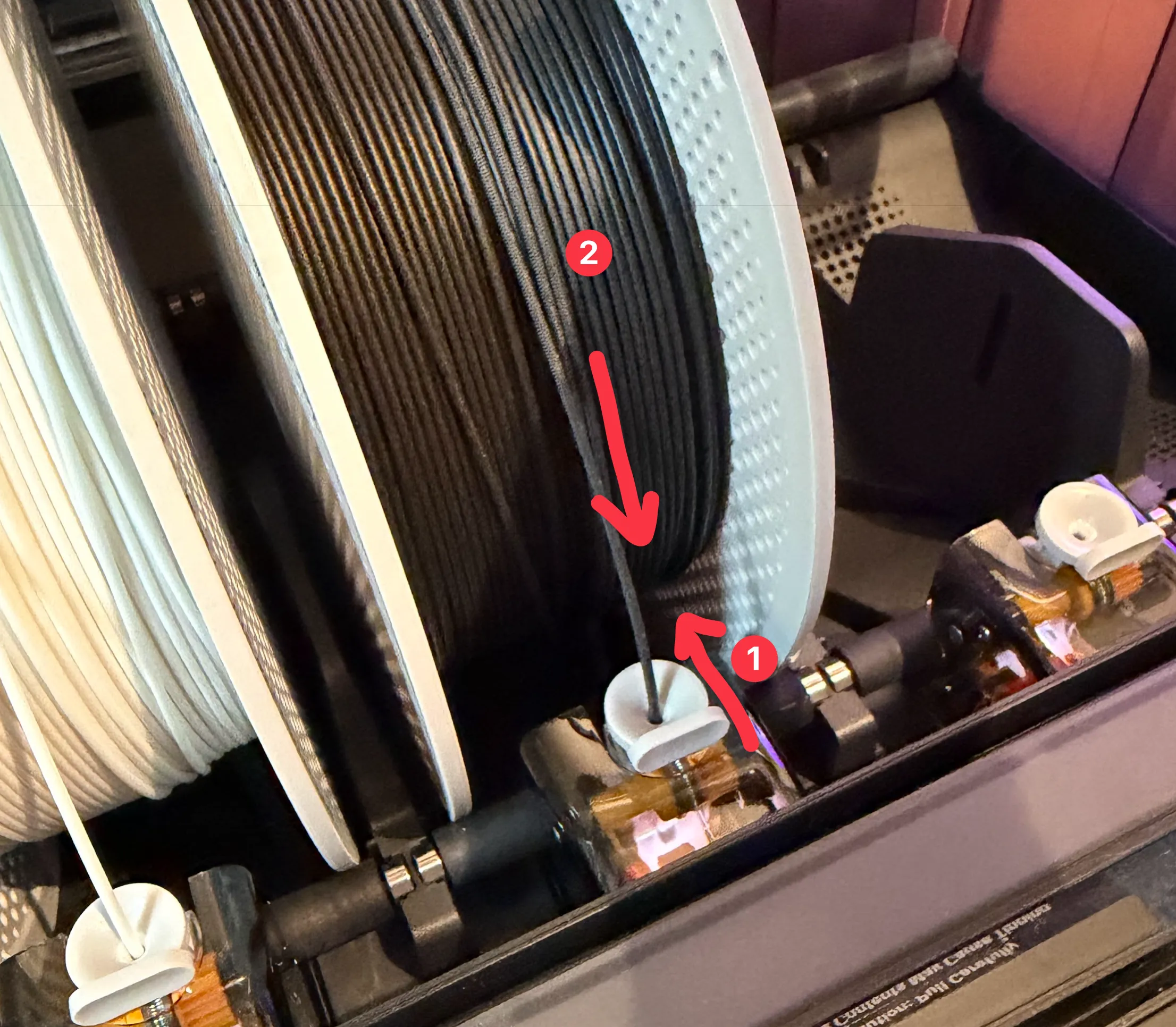 タブを手前に押し込んでからフィラメントが止まるまで差し込みます