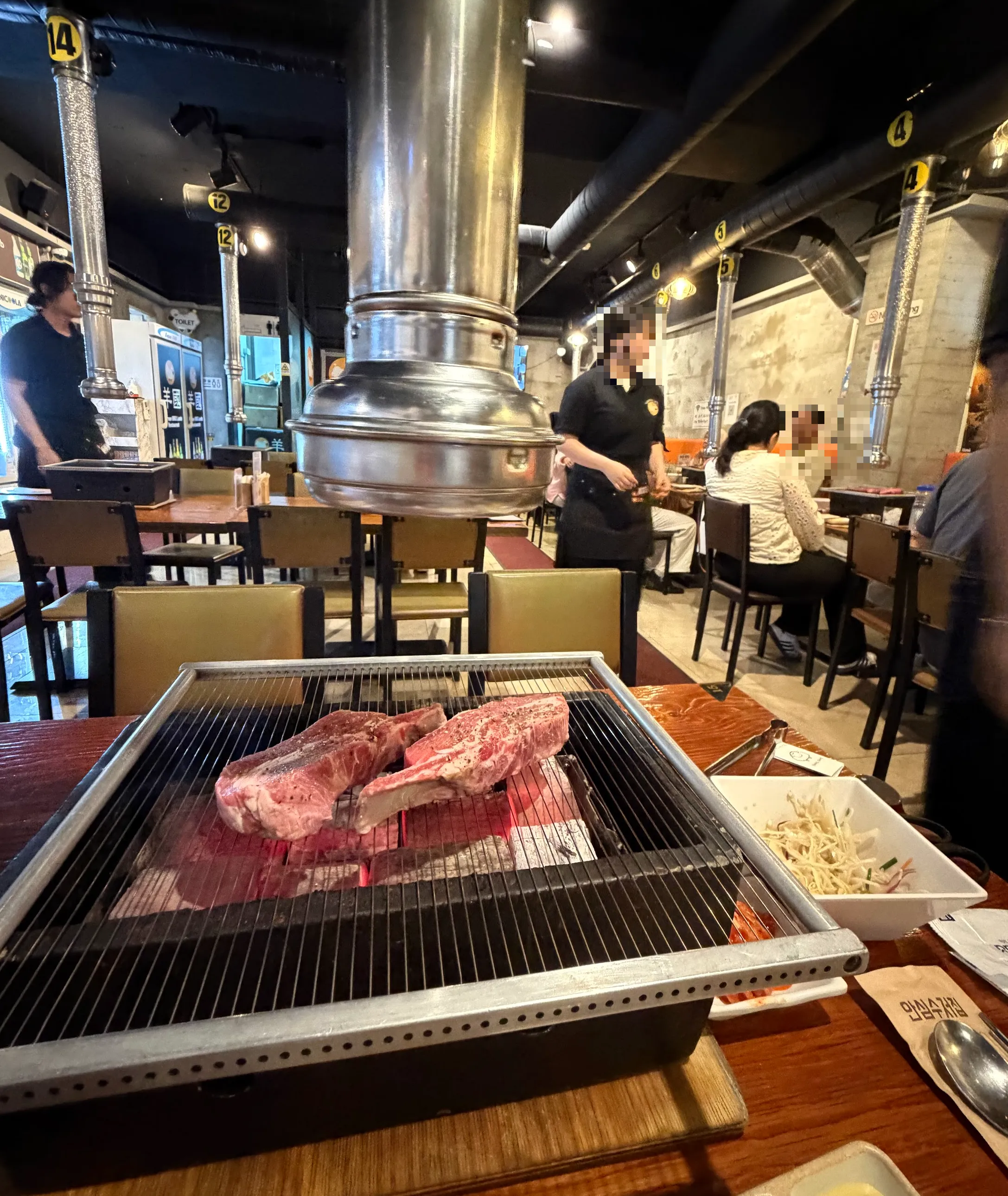 ラムが好きなので羊肉レストランへ。店員さんが日本好きでたくさん話しかけてもらった
